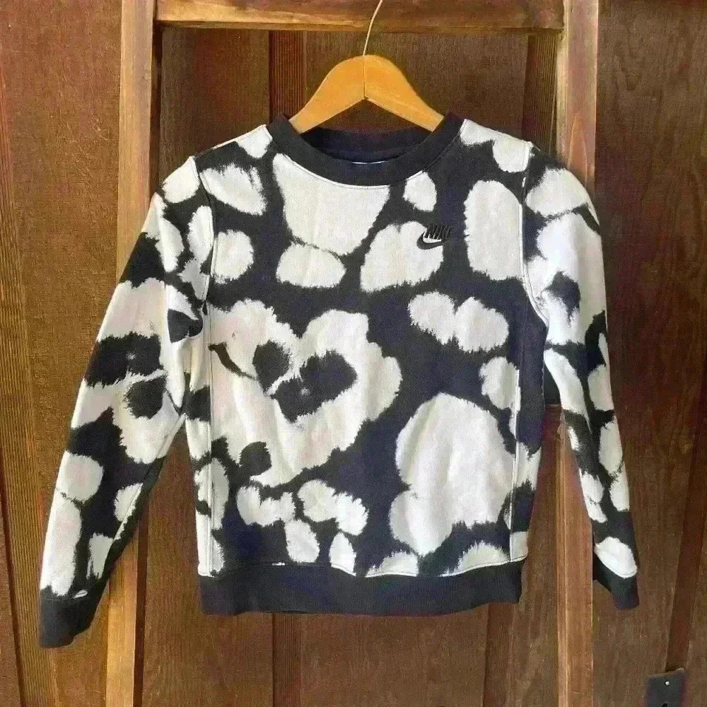 ⚡️5/$25 bundle sale⚡️ Nike Sweatshirt Boys Size Small Black‎ Cowprint Splatter